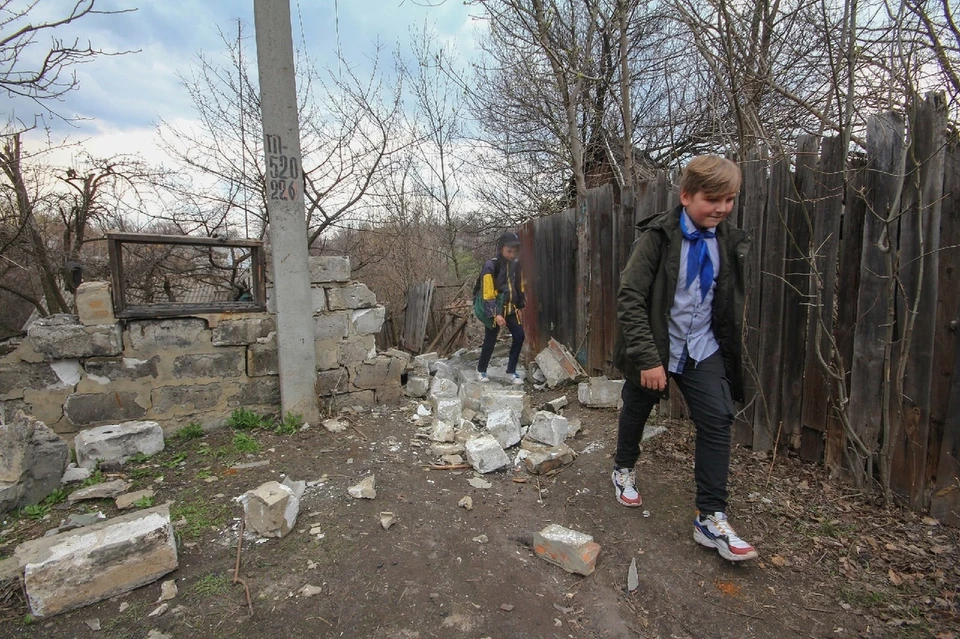 Горловка. Школьники возвращаются домой, мимо разрушенной после утреннего обстрела хозпостройки (архивное фото)