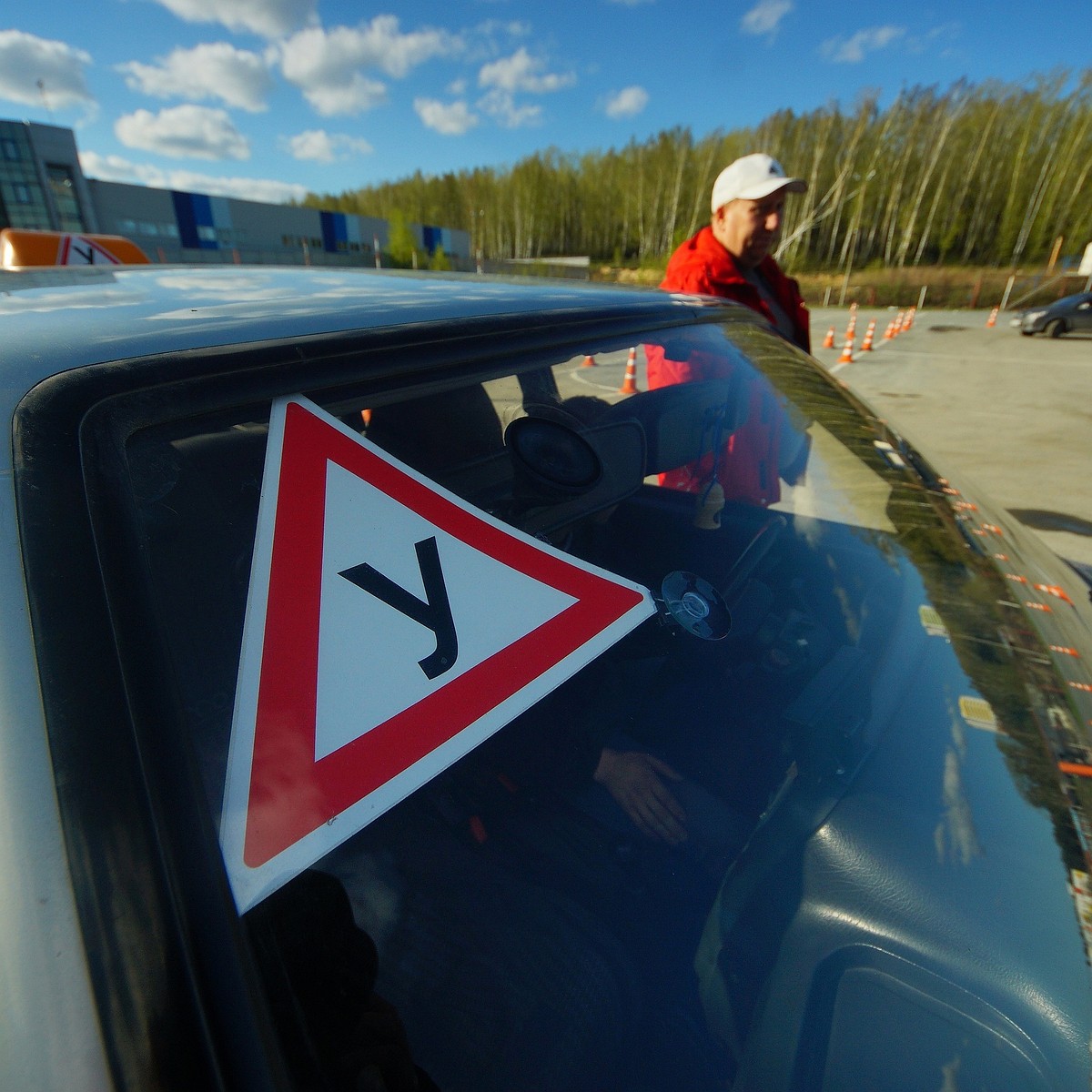 Залез ко мне под лифчик!»: сибирячка обвинила инструктора автошколы в  домогательствах - KP.RU