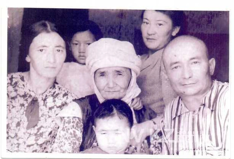 Касым Аманжолов с матерью и родственниками. Иллюстрация: nv.kz