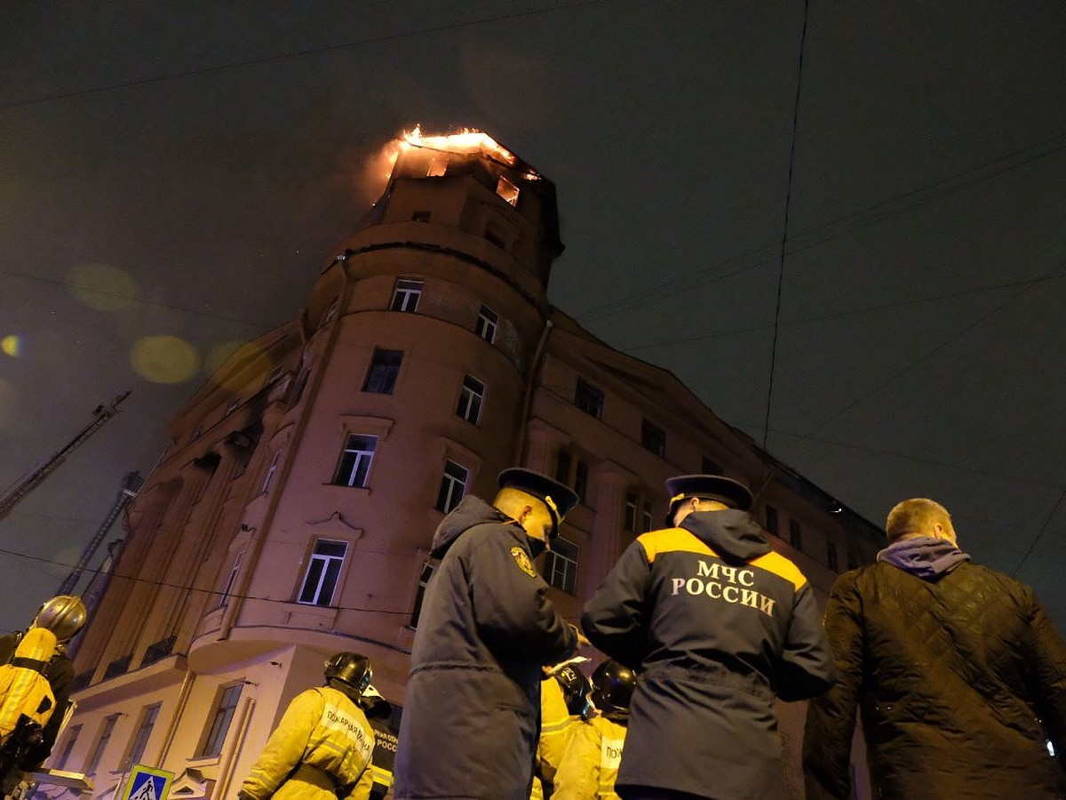 25 квартир пострадали в результате пожара в доме на Карповке в Петербурге -  KP.RU