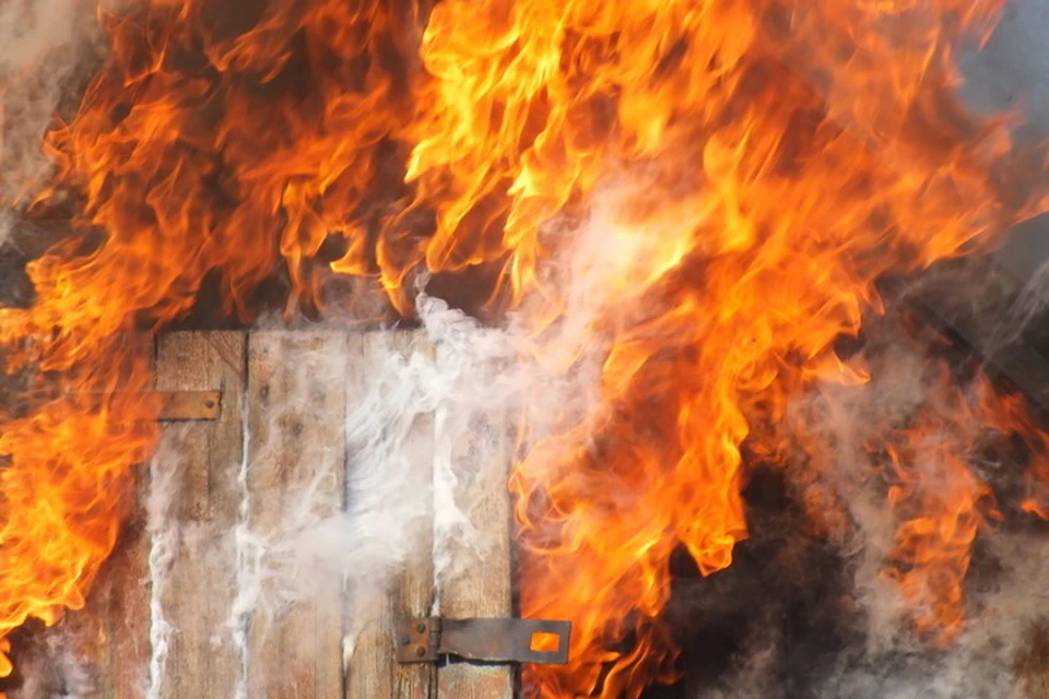 В Коминтерново от попадания гранаты загорелся жилой дом. Фото: МЧС ДНР