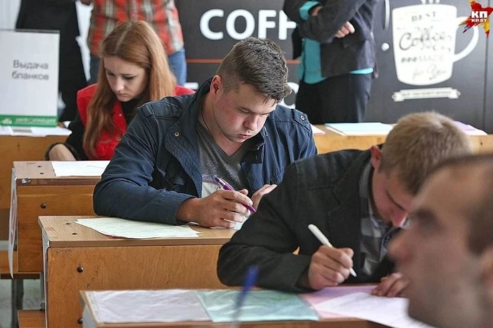 Согласно инструкции, при нападении рекомендуется спрятаться в ближайшем помещении, отойти от окон и лечь на пол