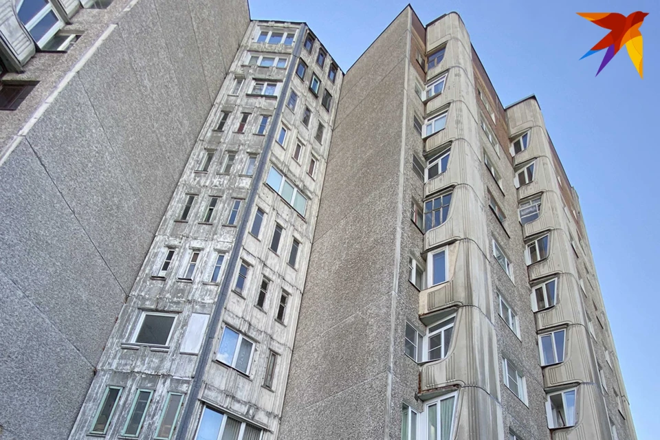 В саму квартиру, где умер мужчина, не попасть - она опечатана. Остается только искать родственников северянина, которым позволено там быть и проводить уборку.
