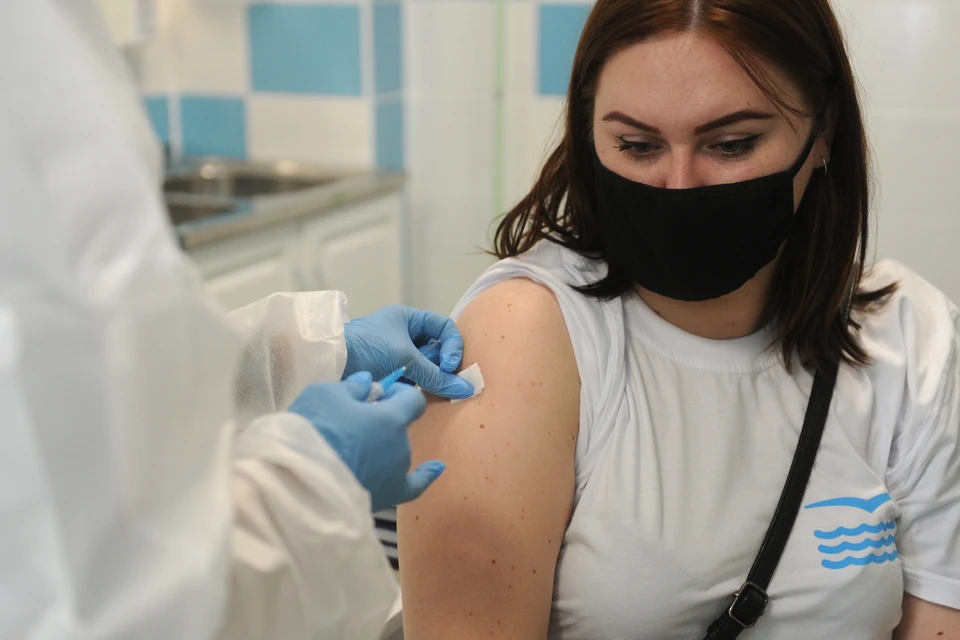 Вакцинация от коронавируса стала обязательной для целого ряда профессий с 12 октября.