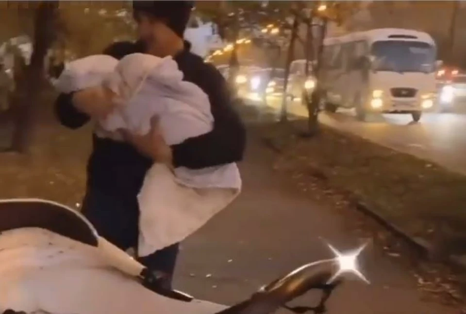 Упавший плафон едва не попал в младенца в Хабаровске: «Не знаю, как он нас не убил». Фото: стоп-кадр видео reporter.khv