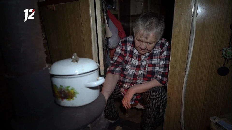 Омичка отказалась перебраться в дом престарелых под присмотр врачей из своей бочки. Фото: 12 канал