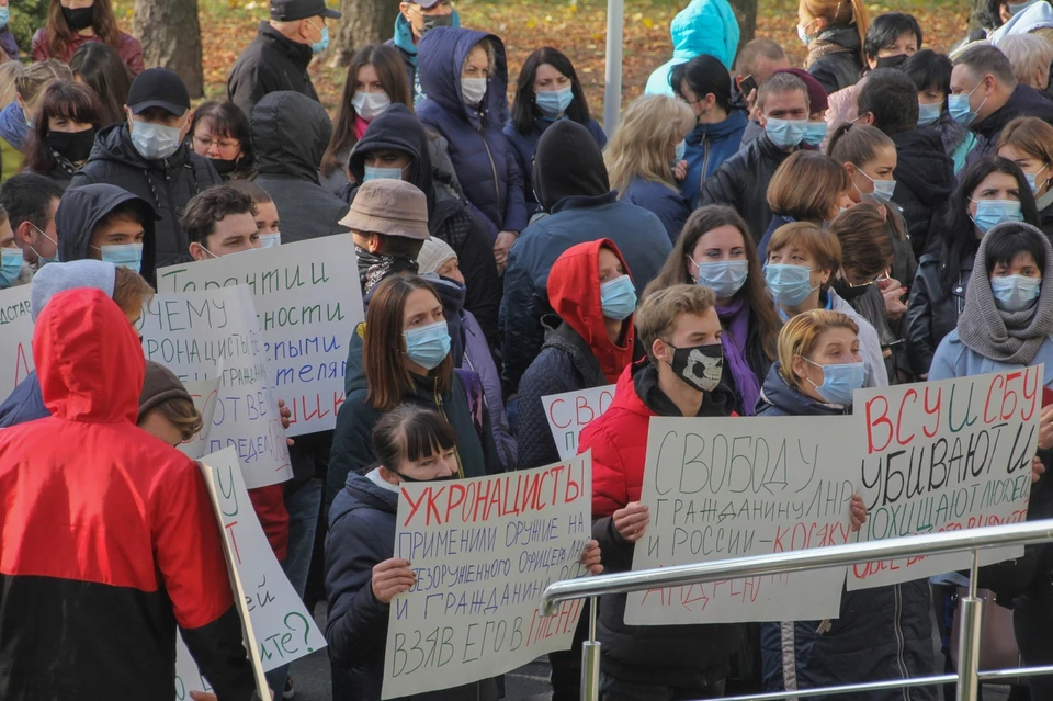 Участники акции держат в руках плакаты и скандируют: «Свободу Андрею!»