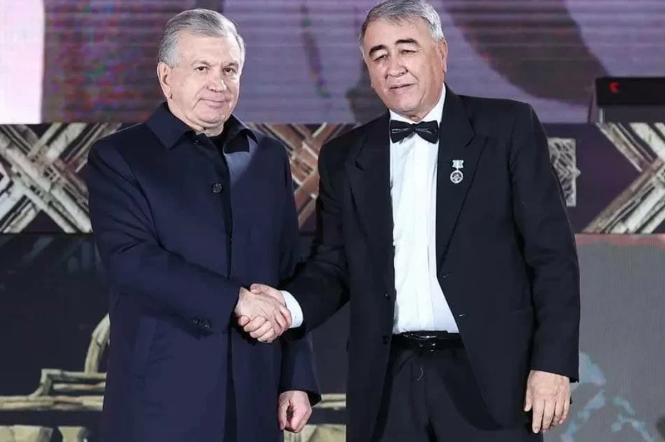 Президент Узбекистана вручил государственные награды победителям финала интеллектуальной игры Zakovat. Авто фото: Мухиддин Али.