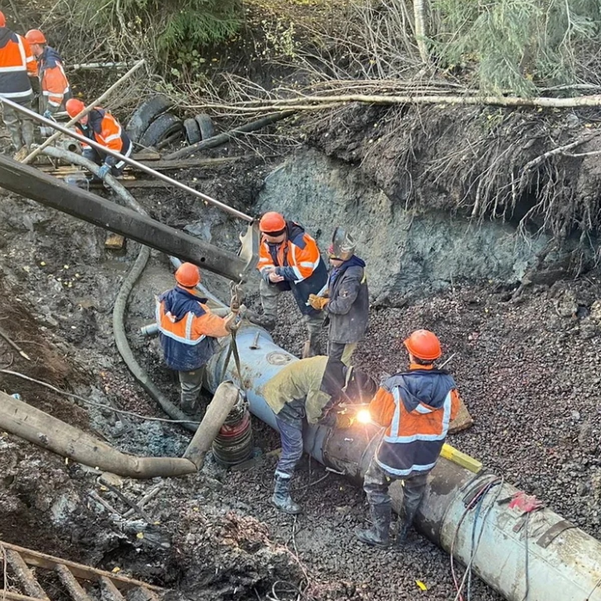 Водоканал» отремонтировал трубу, после прорыва которой Курортный район  остался без воды - KP.RU