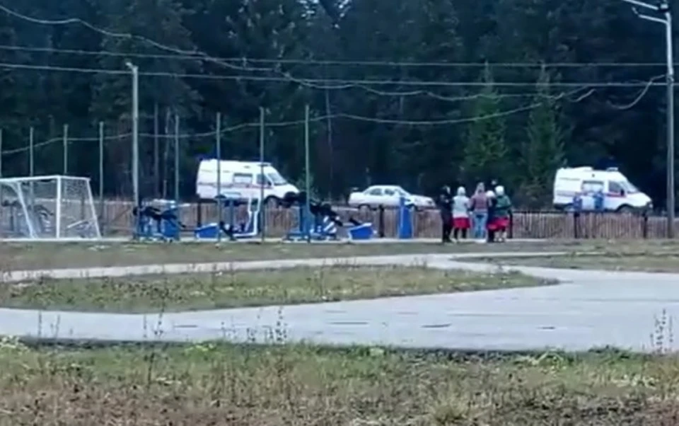 Территория возле школы в Октябрьском. Фото: скриншот видео из соцсетей