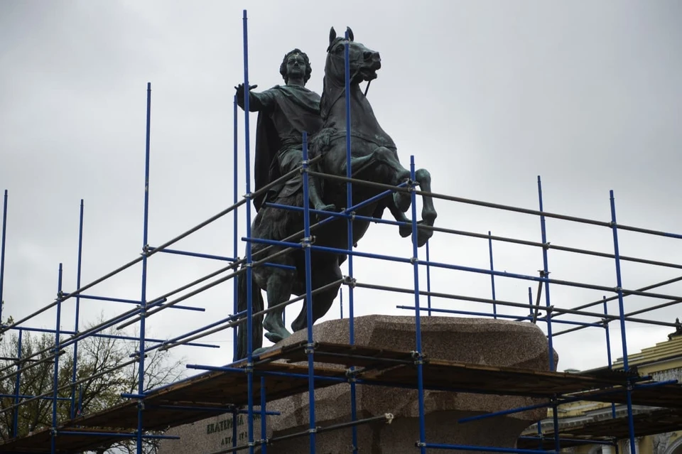 Памятник Петру I на Сенатской площади закрыли на реставрацию