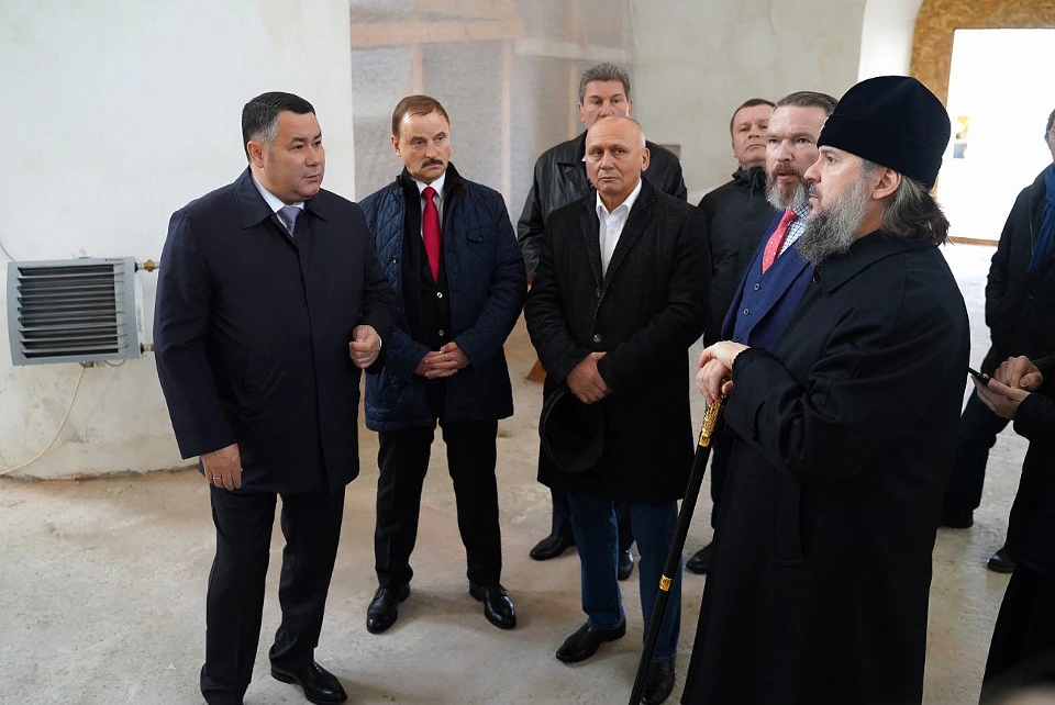 Губернатор, митрополит в храме во время осмотра.