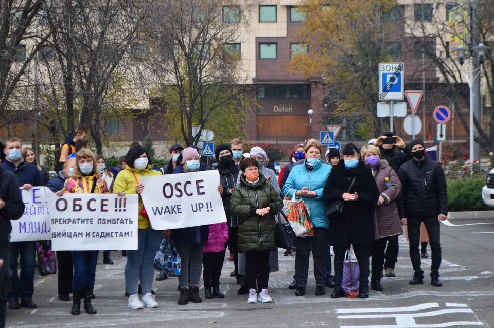 Протестующие в один голос требуют от международных наблюдателей добросовестного выполнения своих обязанностей