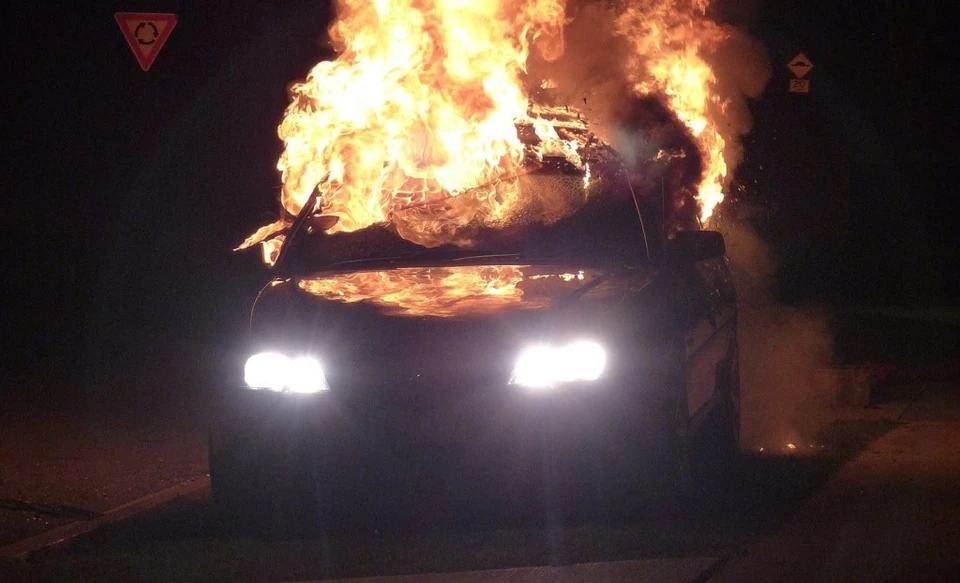 От столкновения одна из машин загорелась и двое человек сгорели