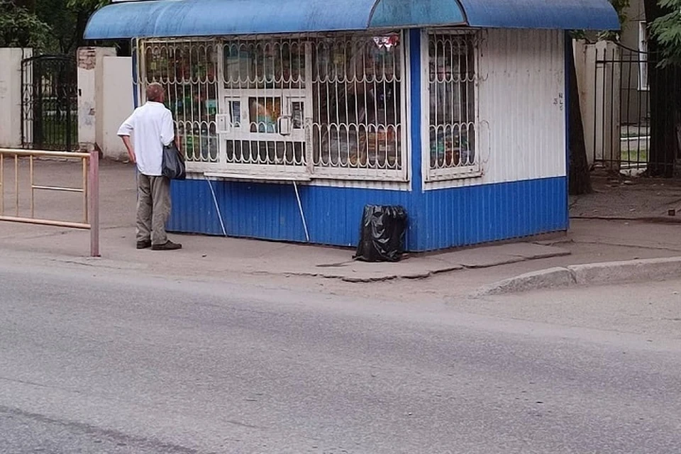 «Я дал им сдачи!»: в Хабаровске напали на помощника депутата после попытки закрыть ларек с «фунфыриками». Фото: @5ploshchadka_khv.