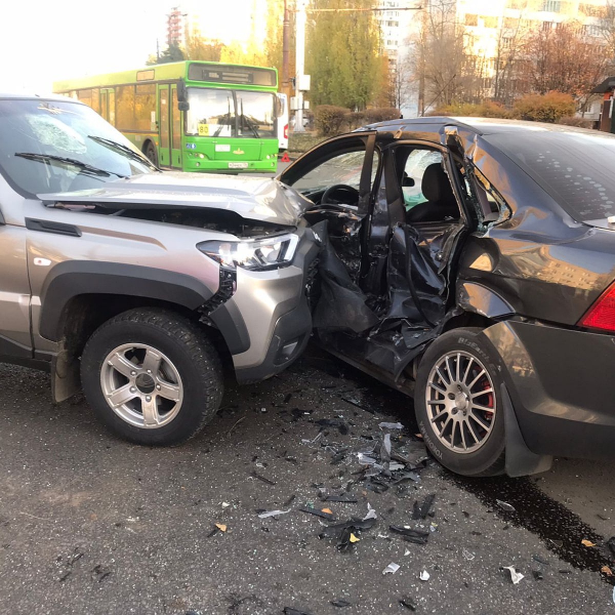 В Воронеже маршрутный автобус попал в аварию с двумя машинами: трое ранены  - KP.RU