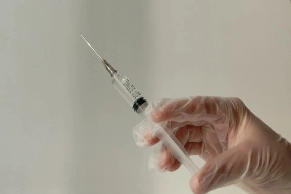 В России сделали первые прививки от коронавируса кормящим матерям