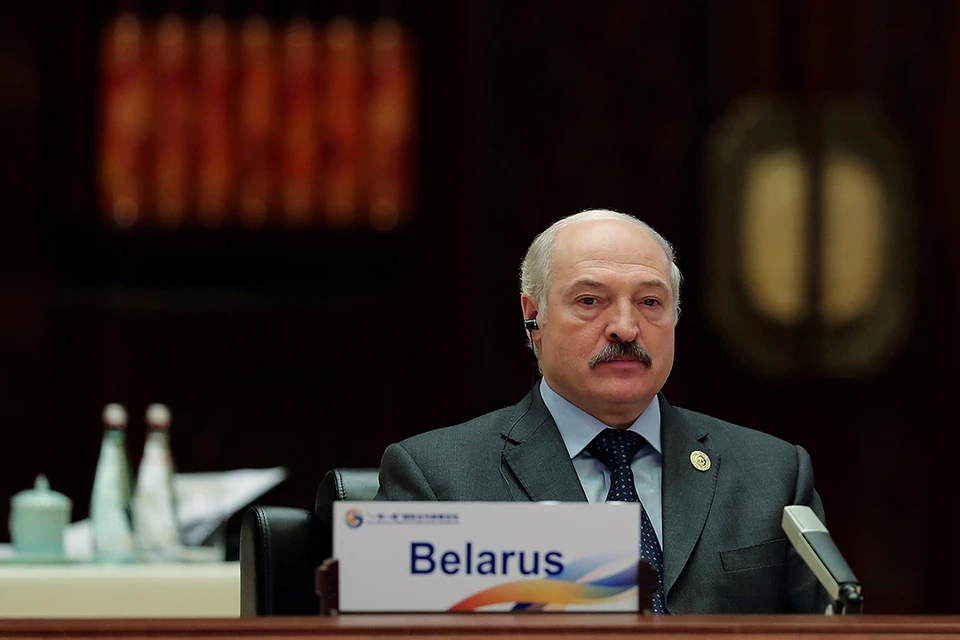 Александр Лукашенко заявил, что нет смысла ввозить в Белоруссию западные вакцины, потому что российская и китайская лучше.