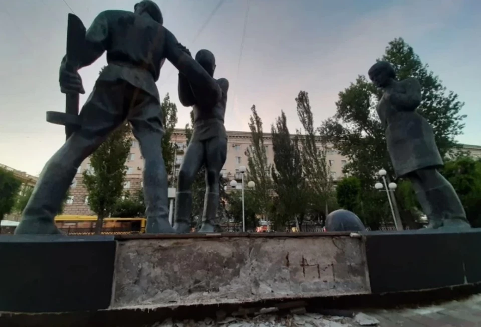 Постамент памятника в очень плохом состоянии