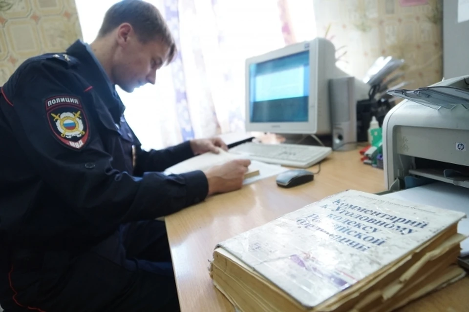Сотрудник администрации подозревается в том, что заключил с местным жителем договор купли-продажи