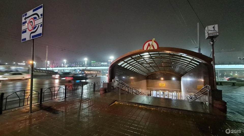после прогулки диггеров по тоннелям метро, лазы туда заложили. Фото: 2ГИС