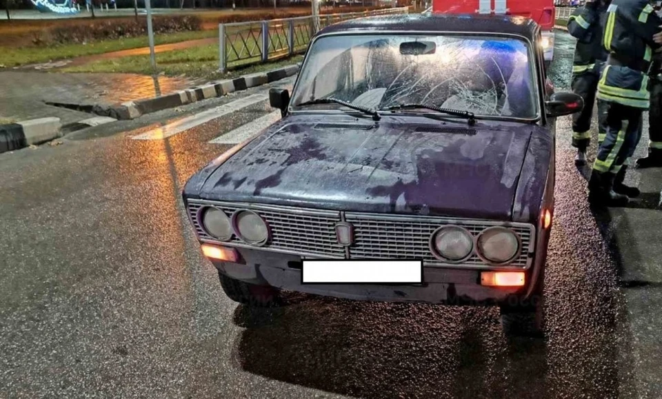 Лобовое стекло автомобиля разбито.