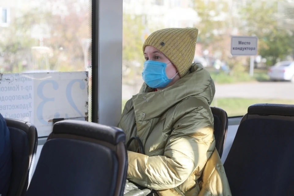 В республике регулярно обрабатываются все поверхности и поручни в салонах общественного транспорта после каждого оборотного рейса, соблюдается масочный режим и водителями, и пассажирами.