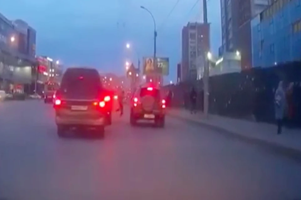Мужчина переходил дорогу в неположенном месте. Фото: стоп-кадр с видео