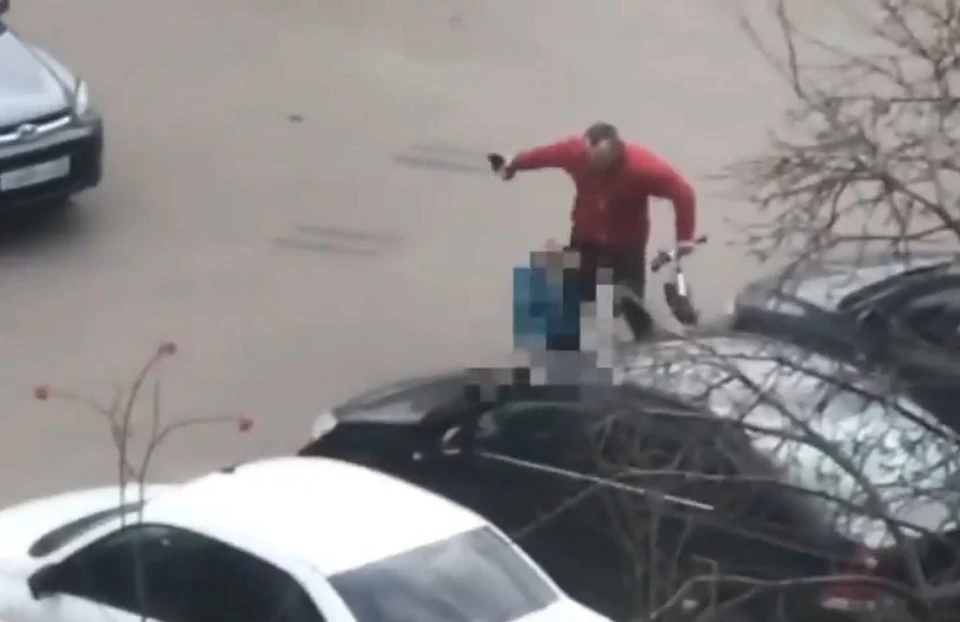 Видеозапись с мужчиной, ударившим ребенка на улице Рязани, изучат правоохранительные органы.