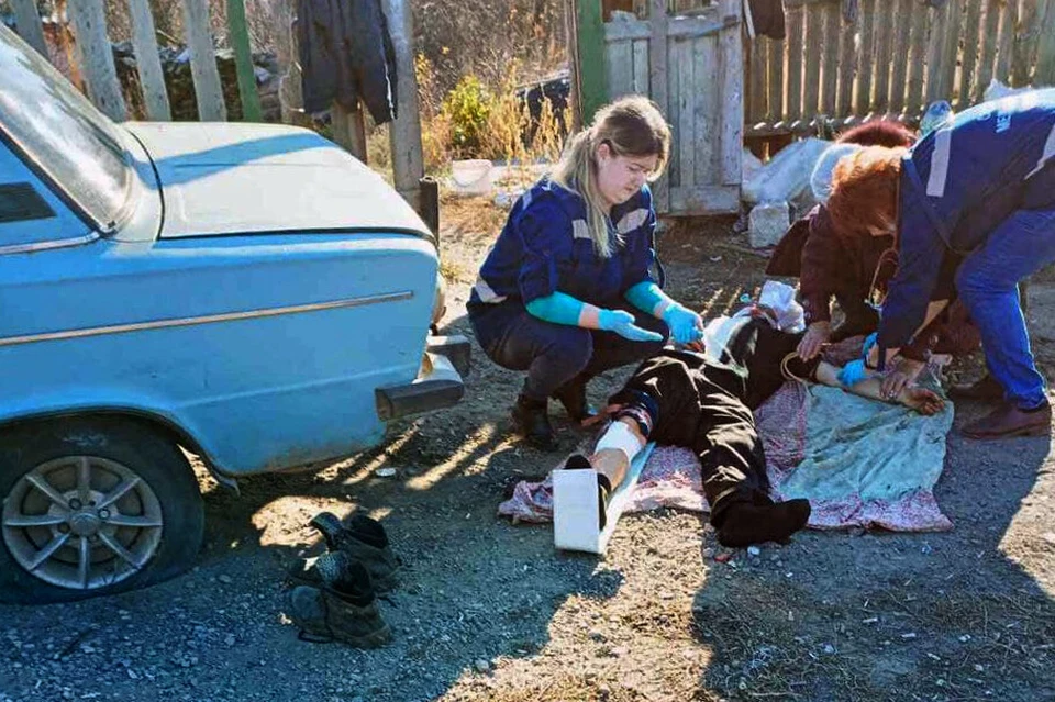 Врачи «скорой» оказали первую помощь прямо в переулке Малый поселка Гольмовский, где и произошла трагедия. Фото: Администрация города Горловки