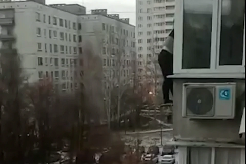 Девушка не смогла попасть в квартиру без помощи спасателей. Фото: скрин с видео "4 канала"