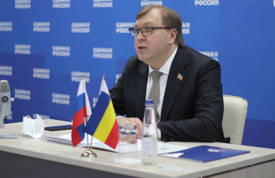 Секретарь регионального отделения «Единой России», председатель ЗС Ростовской области Александр Ищенко рассказал, как будет строиться работа волонтерского центра и волонтеров. Фото: пресс-служба регионального отделения партии "ЕР"