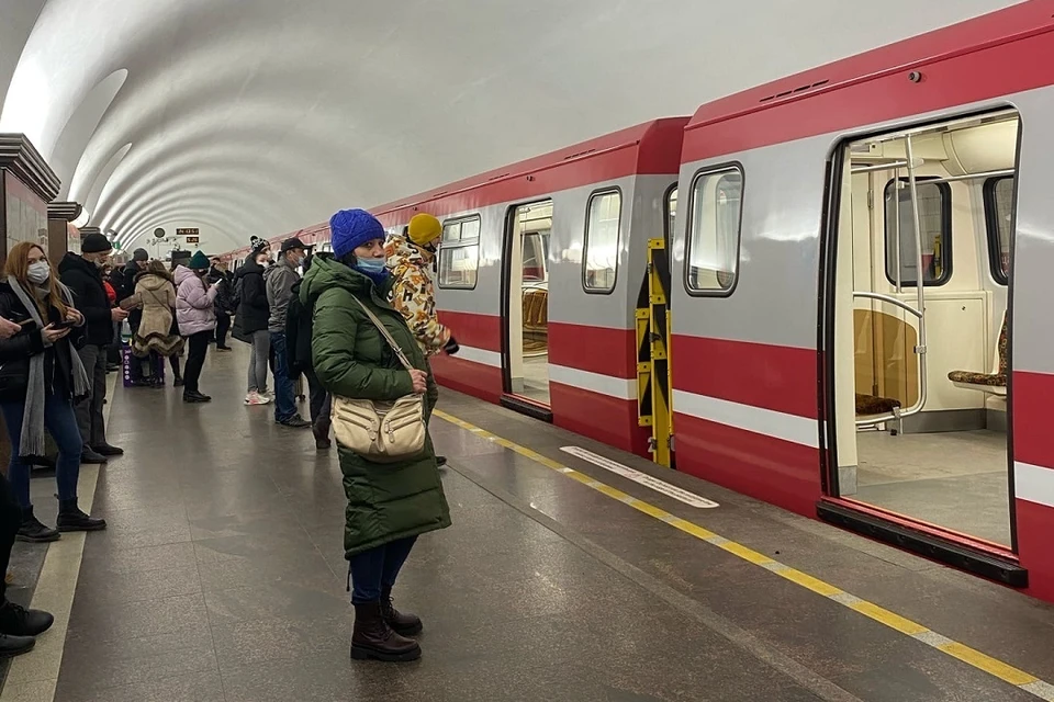 Станция поезда на красной ветке. Ленин в питерском метро. Ненадолго метро Питер. Толпа в метро Девяткино.