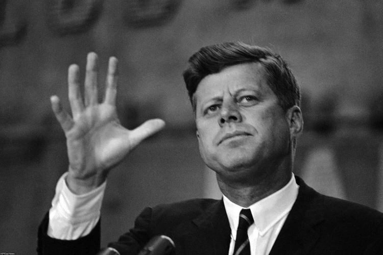 Он так и не воскрес: В США сторонники теорий заговора два дня ожидали явления сына президента Кеннеди