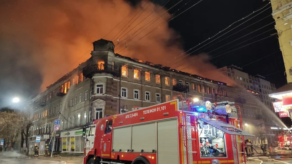 Пожар в здании "России" вспыхнул после полуночи