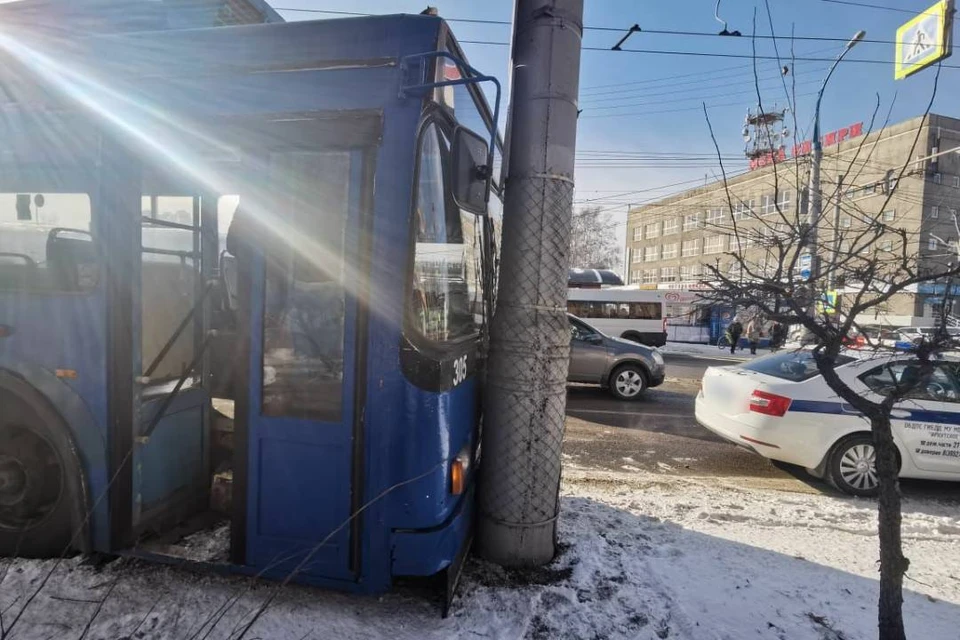 Две девочки пострадали при столкновении троллейбуса со столбом в Иркутске