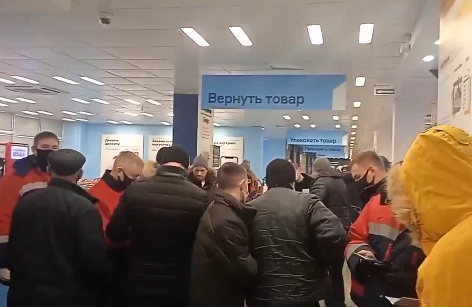 В "Бауцентре" на входе из-за проверки QR-кодов образовалась большая очередь.
