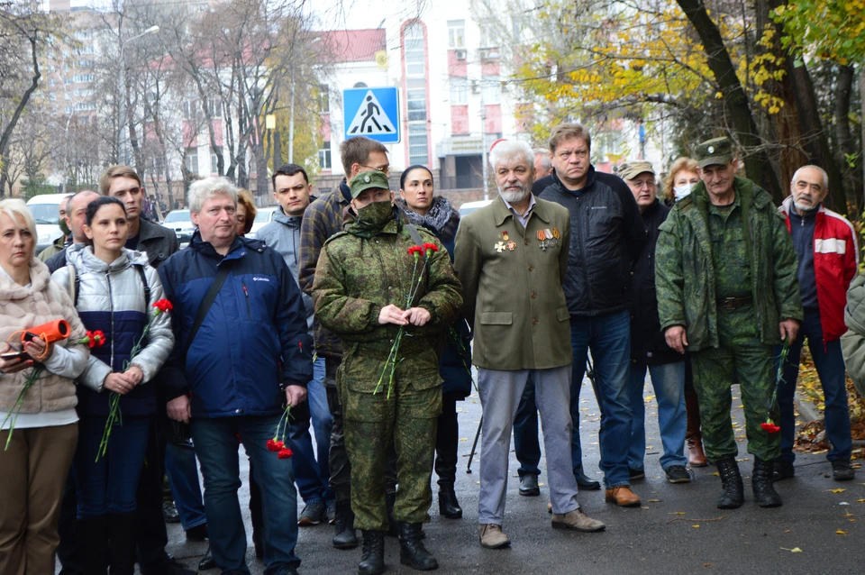 Коллеги, боевые товарищи, родственники и благодарные пациенты принесли к мемориальной доске Константину Ставинскому красные гвоздики