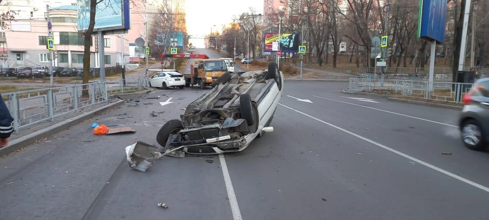 В Хабаровске на дороге перевернулась иномарка