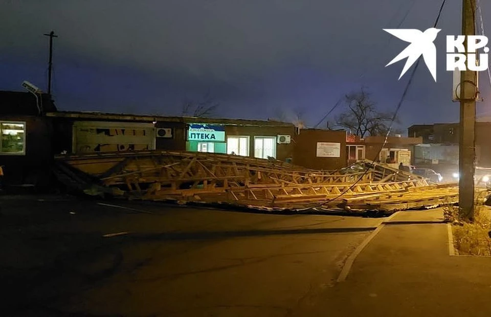 Сорвало крышу на Красного Знамени, перекрыта дорога. Фото: предоставлено «КП-Владивосток»