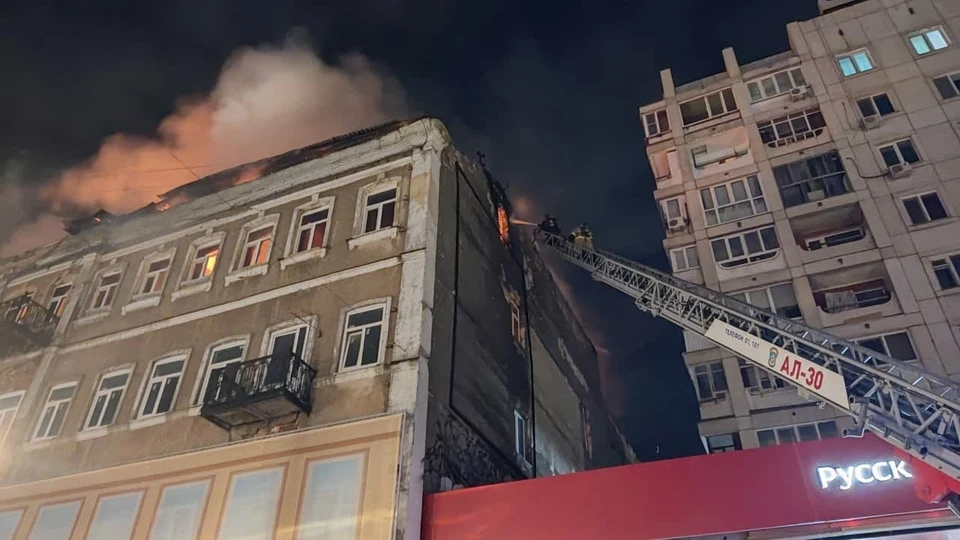 Пожар в здании "России" распространился ночью 4 ноября по всему четвертому этажу