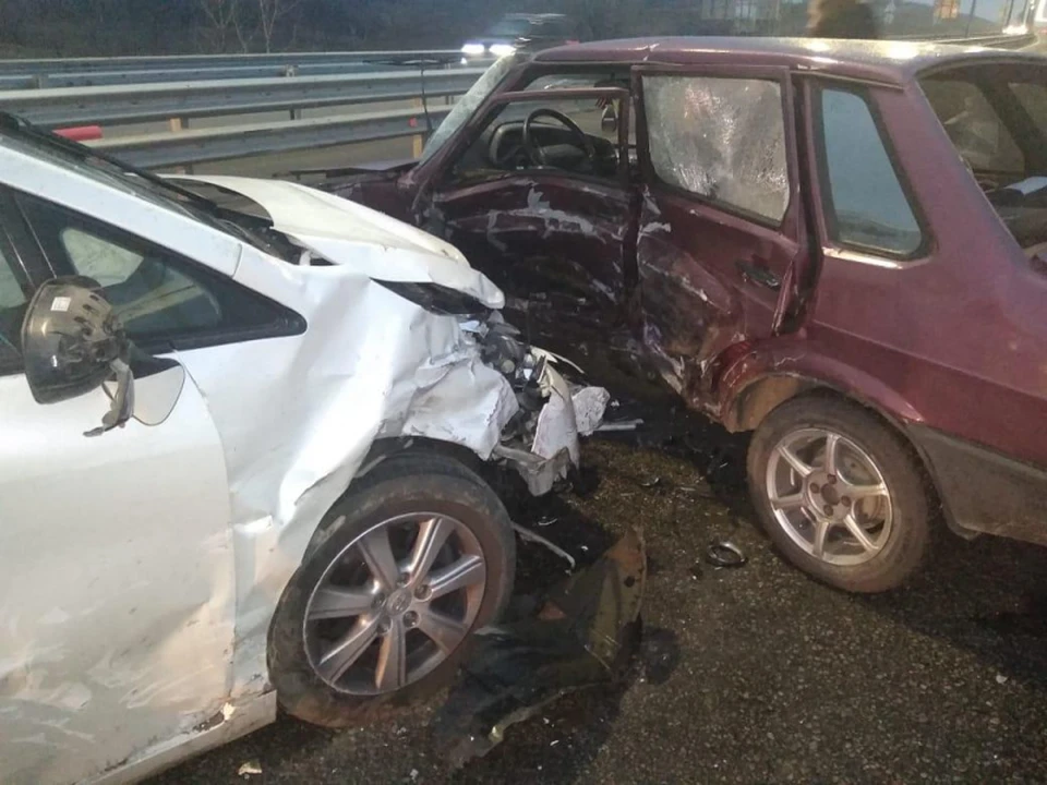 Водитель автомобиля ВАЗ-21099 и пассажирка автомобиля «Тойота» получили телесные повреждения. Фото пресс-службы ГУ МВД России по Воронежской области.