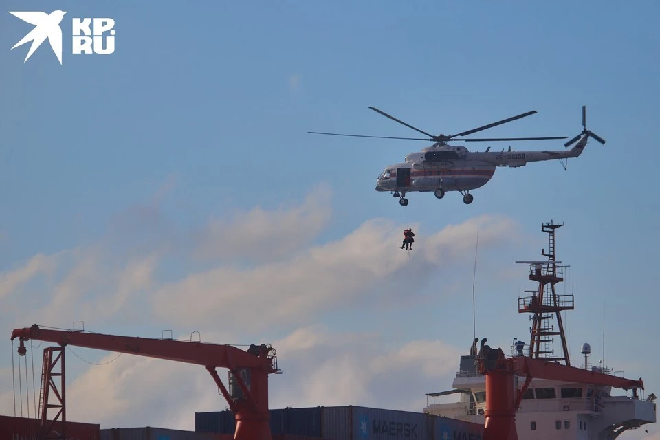 Моряки доставлены на берег, где их ждали медицинские бригады. Фото: «КП-Владивосток»