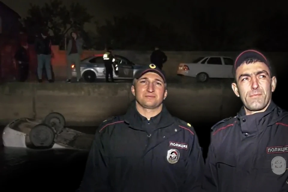 Лейтенант полиции Абдулла Магомедов и старший сержант полиции Руслан Магомедов патрулировали на улице Ахульго, когда на их глазах машина вылетела с дороги