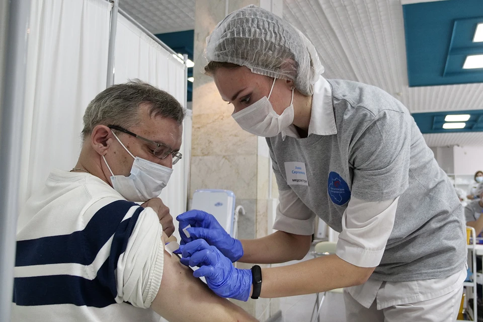 Директор Центра имени Гамалеи Александр Гинцбург выступил за введение в России обязательной вакцинации от ковида.
