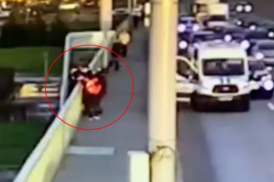 Полицейские спасли мужчину от суицида на мосту Александра Невского в Петербурге. Фото: ГУ МВД по СПб и ЛО