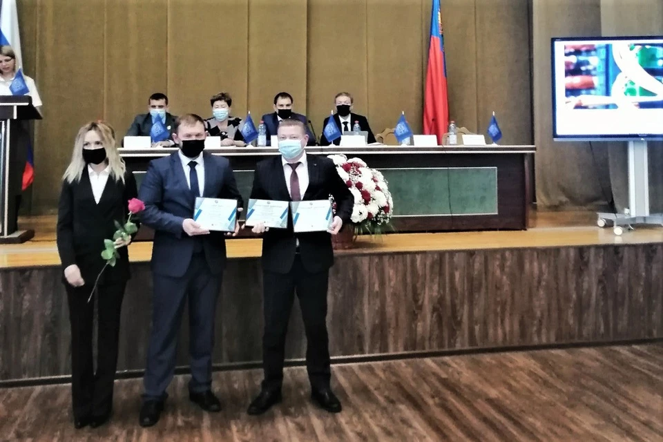 Почетный диплом предприятию вручен за бактерицидный облучатель «СКТС-1-2/30». Фото: пресс-служба СУЭК-Кузбасс.