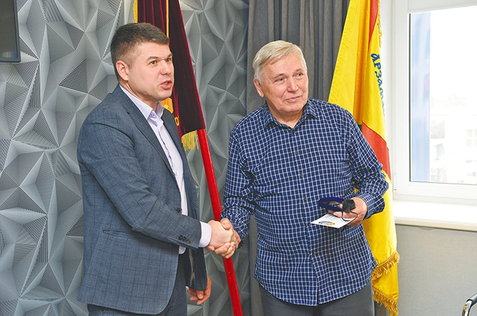 Нагрудный знак ЦК Профавиа Василию Шарову вручил председатель первичной профсоюзной организации АПЗ Александр Тюрин