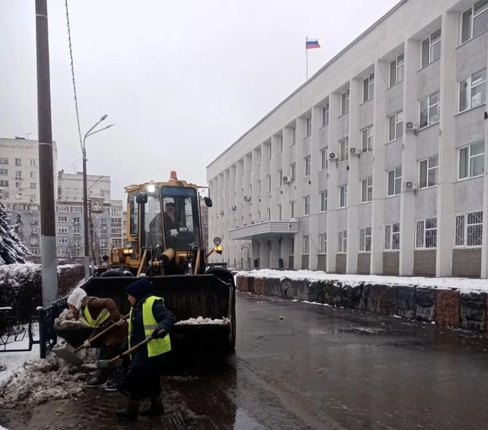 Улицы Московского района чистят от снега круглосуточно