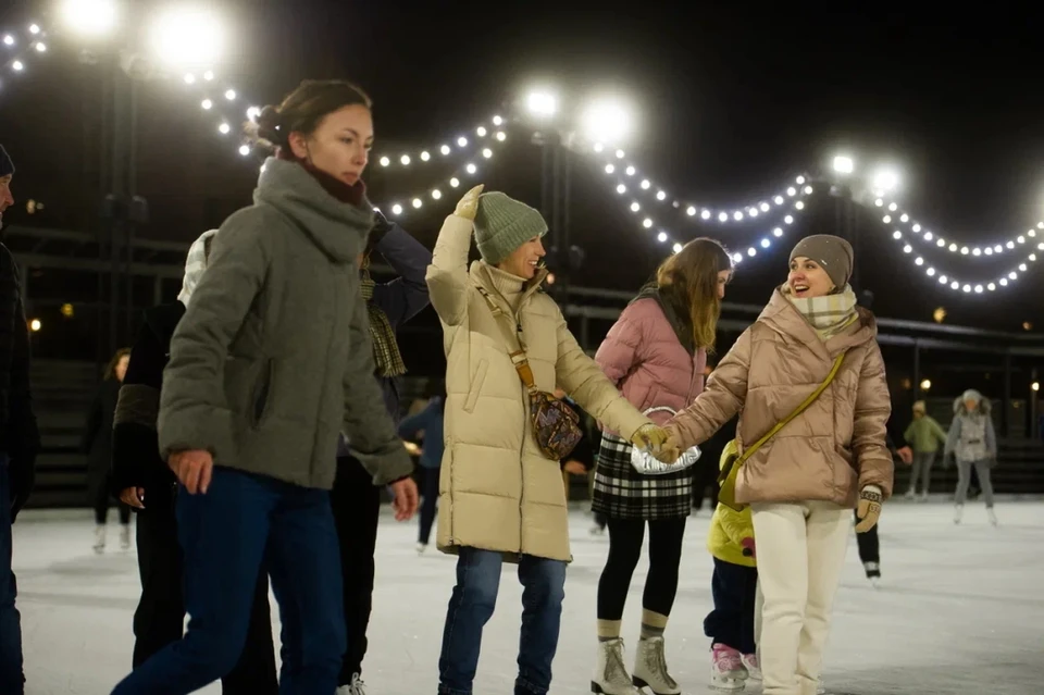 На конюшенной площади в Петербурге откроют новогодний ледовый каток.